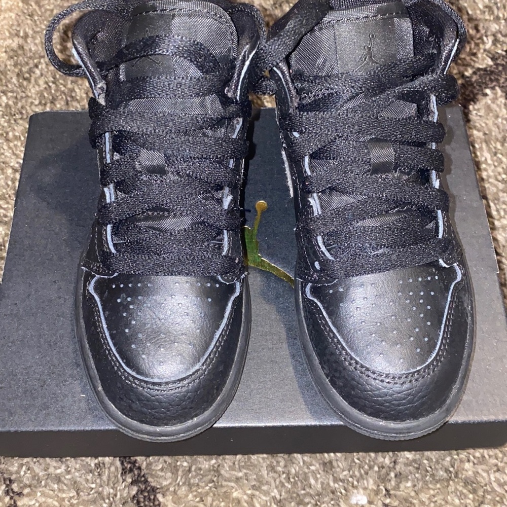 BLACK JORDAN 1 mid.
